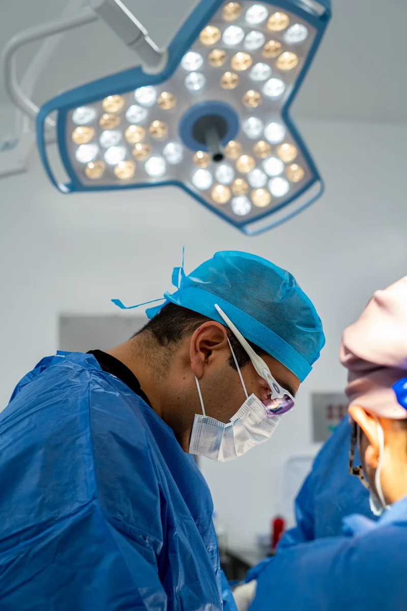 Dr. Alejandro López en quirófano