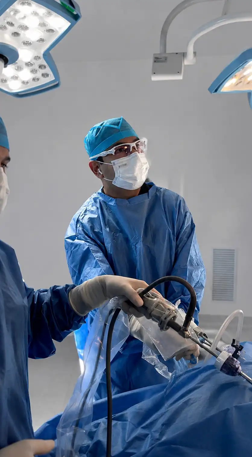 Dr. Alejandro López realizando cirugía laparoscópica en Guadalajara